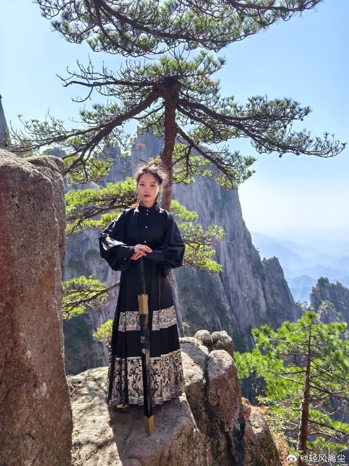 美女老外穿漢服打卡黃山云海，美女老外漢服打卡黃山云海美景