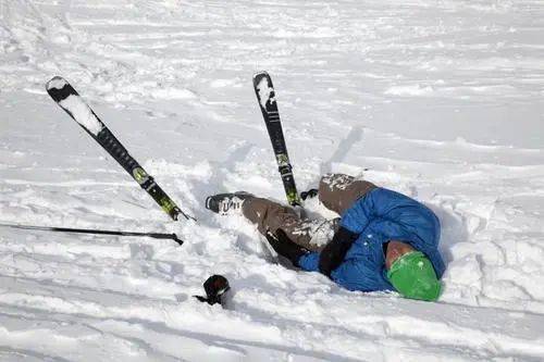 五歲兒童隨舅舅滑野雪遭遇不幸身亡，引發(fā)社會(huì)關(guān)注與反思，五歲兒童滑野雪不幸身亡，引發(fā)社會(huì)關(guān)注和反思