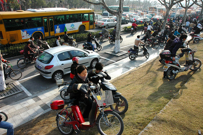 電動車數(shù)量激增導(dǎo)致的校園擁堵問題探究，校園電動車數(shù)量激增引發(fā)的擁堵問題探究